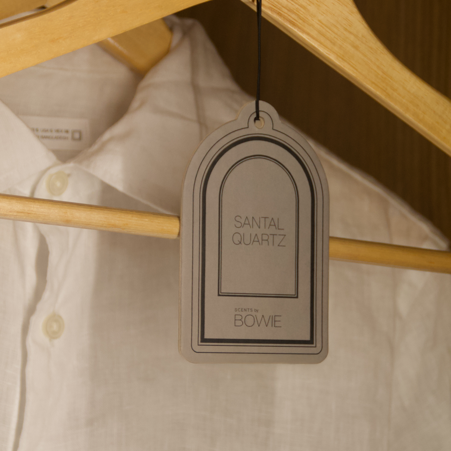 Santal Quartz kastparfum bij linnen kleding voor een luxe geurbeleving