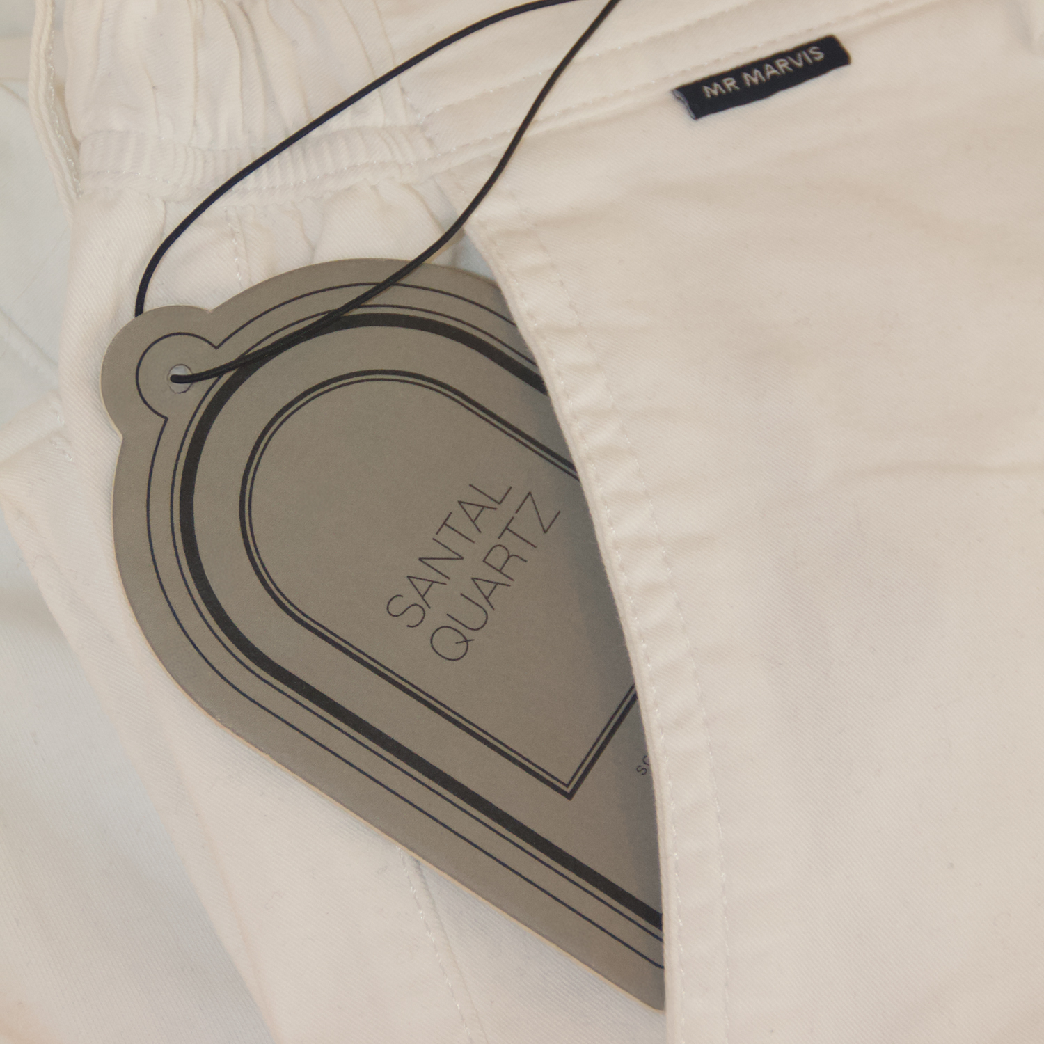Santal Quartz kastparfum bij kleding voor een frisse garderobe