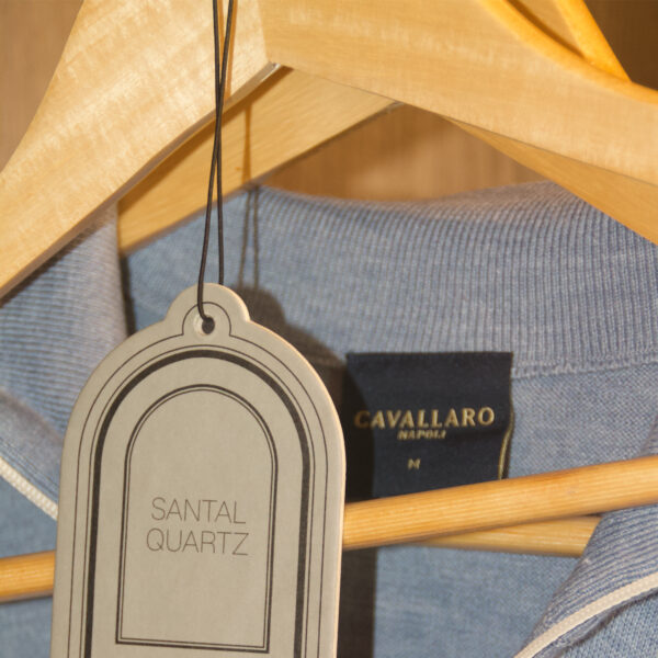 Kastparfum, Wardrobe Diffuser, Geurzakje, Geurparels Scents by Bowie Santal Quartz. Scents by Bowie x Cavallaro Napoli Fontanio Vest 159,95 Lichtblauw melange https://www.cavallaronapoli.com/nl/fontanio-vest-119261000-600006