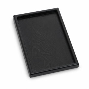zwarte houten tray op witte studioachtergrond