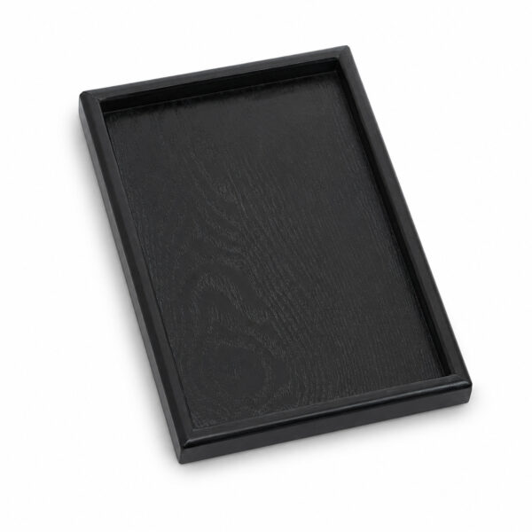zwarte houten tray op witte studioachtergrond